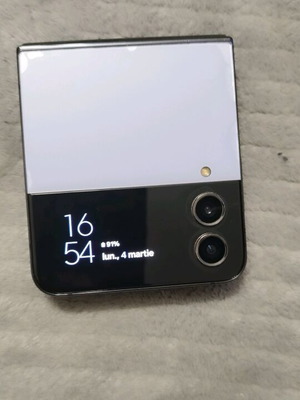 Samsung Z Flip 4 used, lilac with broken screen for parts or repair