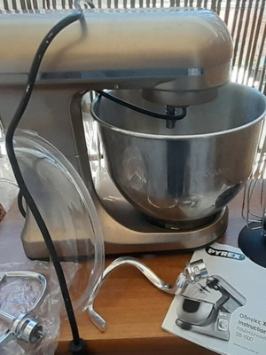 Multipurpose mixer like new with all attachments