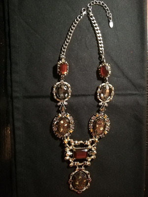 Zara necklace used metal and synthetic resin with crystals