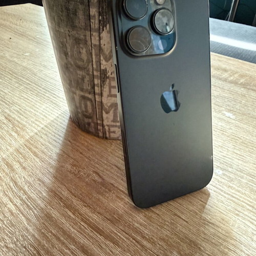 iPhone 16 Pro like new with slightly cracked screen, 128GB, black