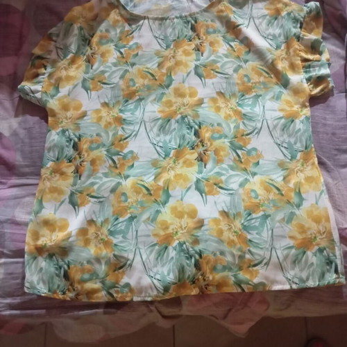 Women's Floral T-shirt like new, size M, colorful
