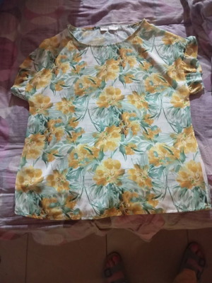 Women's Floral T-shirt like new, size M, colorful