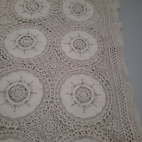 Embroidered tablecloth with lace and handmade crochet