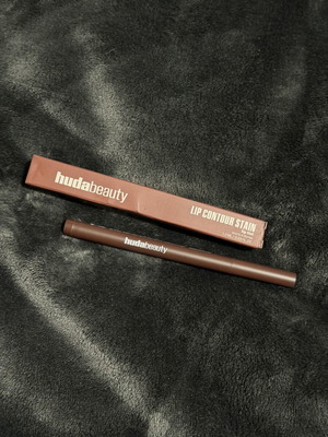 Huda Beauty lip contour stain, rich brown