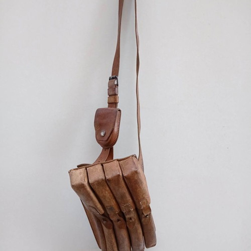 Leather ammo pouch WWII like new (World War II)