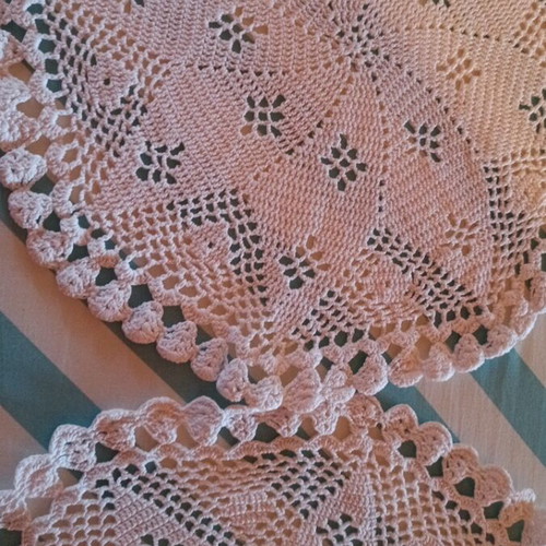 Set of 4 crochet tablecloths like new, 2 round and 2 square