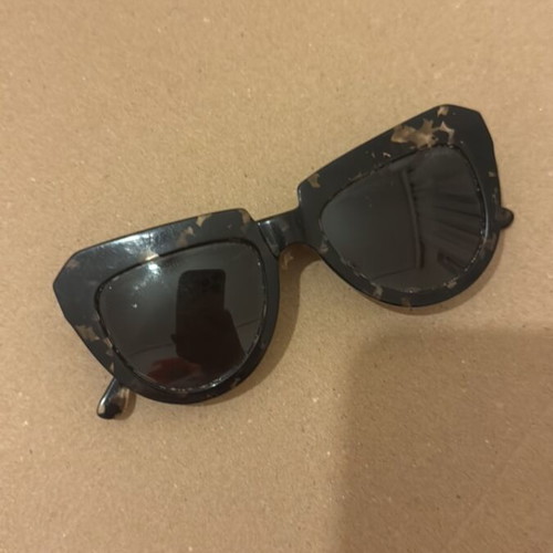 Komono The Stella sunglasses like new, large black lenses, tortoise shell