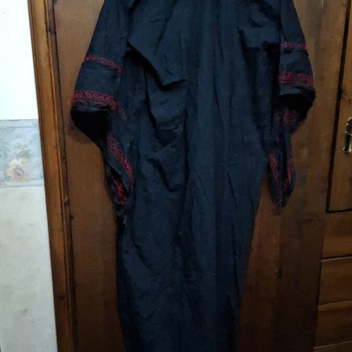 Kaftan handmade, like new, black and red, 80s Bedouin design