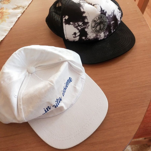 Set of 2 original caps with visor, modern design