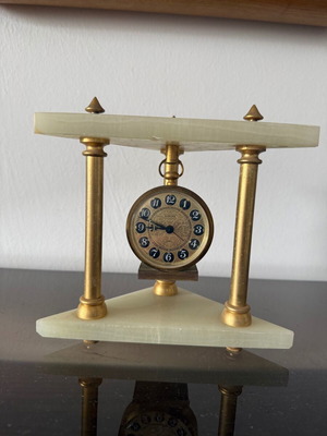 Decorative onyx clock like new, analog tabletop
