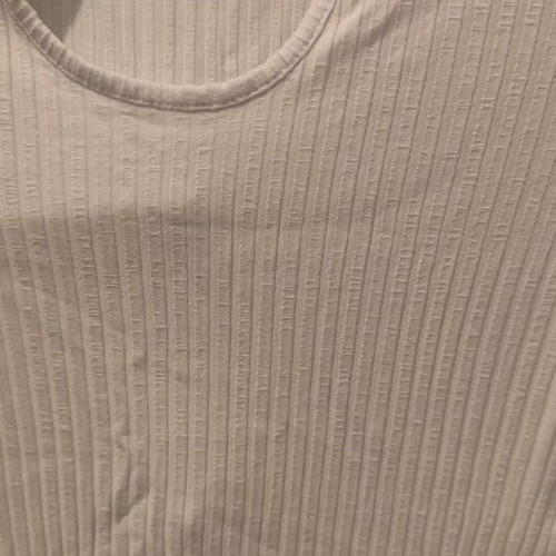 Decoro white ribbed T shirt small like new with gold chain detail