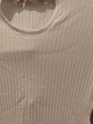 Decoro white ribbed T shirt small like new with gold chain detail