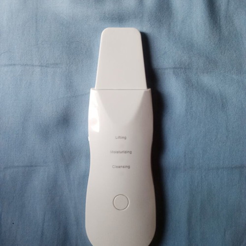 Ultrasonic facial cleansing and tightening device with spatula