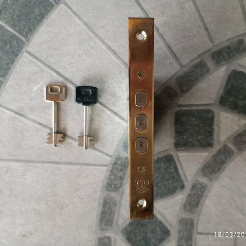 Cisa lock bolt used with three locking pins and two keys
