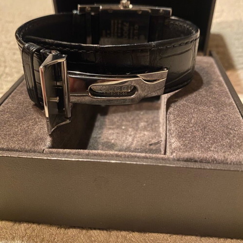 Gucci men's watch like new with leather strap model 79000M.1