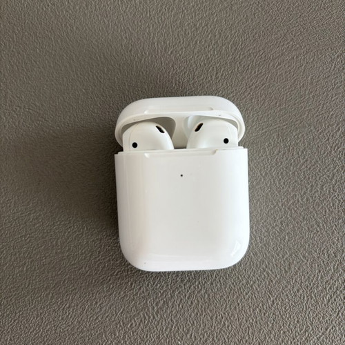 Apple AirPods 2 with wireless charging case