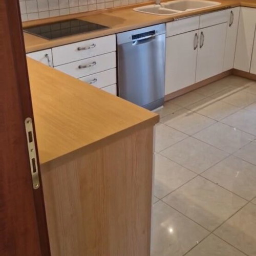Kitchen furniture, fridge and extractor hood like new
