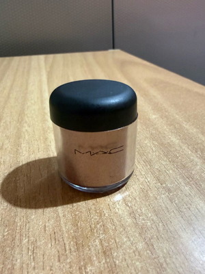 Mac pigment in Tan shade like new 7.5 gr