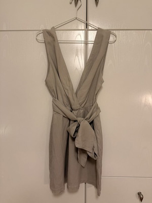 Φόρεμα mini Mindyourstyle σαν καινούργιο, καλοκαιρινό με ζώνη, γκρι μπεζ