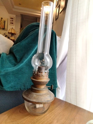 Antique oil lamp like new, brass or copper