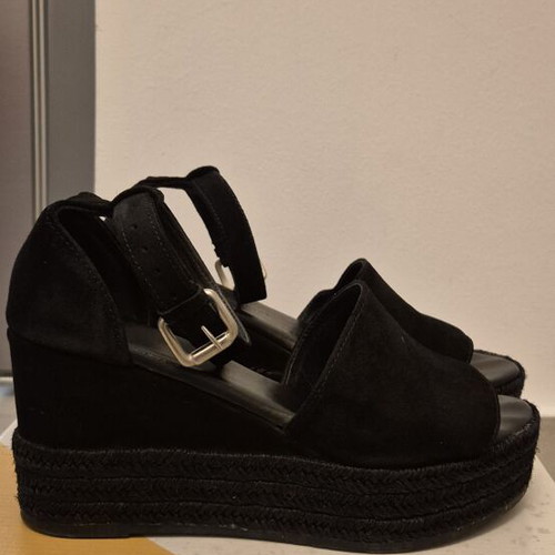 Black suede platform sandals size 39 used, medium heel