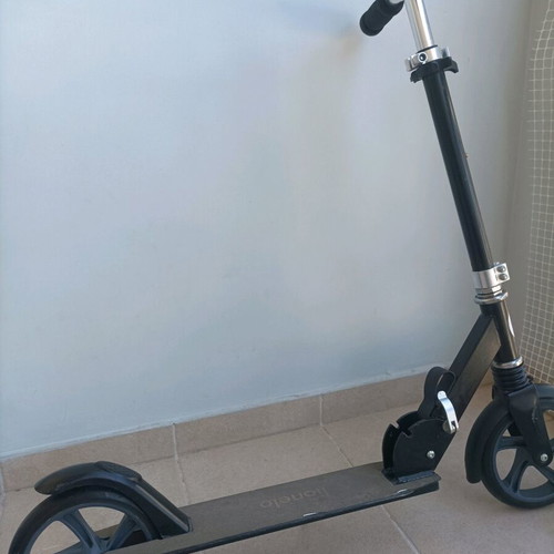 Lionelo scooter like new with foldable design and adjustable handlebar