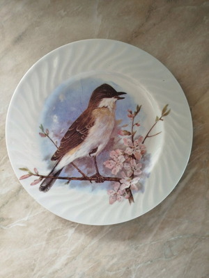 Vintage wall plate used in pink and sky blue tones