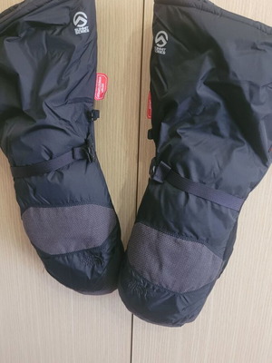 The North Face XL mountaineering mittens with Primaloft insulation