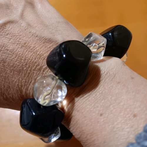 Bracelet new with transparent and black stones, elastic