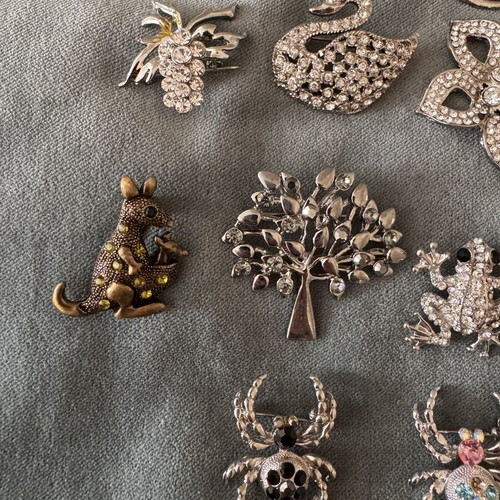 Vintage pins set of 14 like new, gold and silver colors