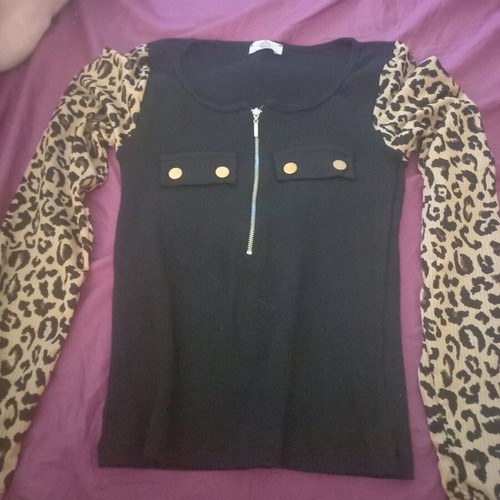 Blouse with leopard sleeves and zipper like new, size S