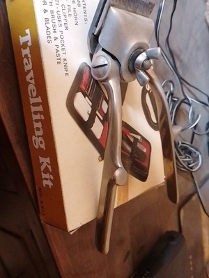 Vintage manual hair clipper in good condition
