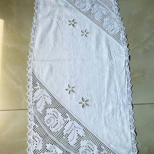 Handmade table runner used, dimensions 75x40