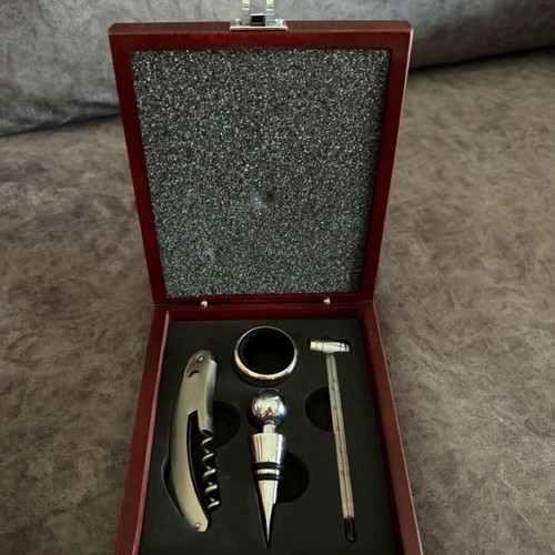 Wine set case with accessories like new