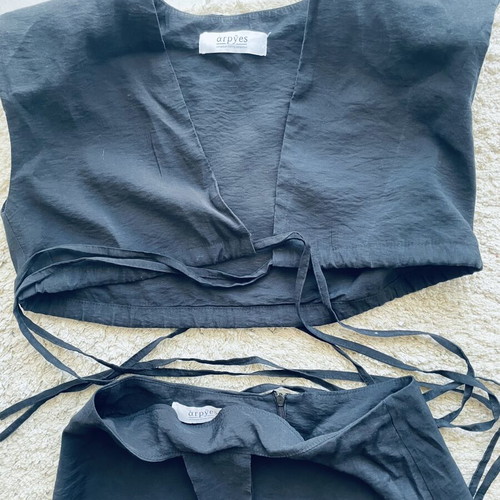 Arpyes set top and skirt medium like new, black