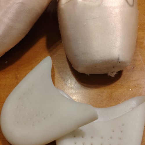 Bloch ballet pointe shoes used, size 6, with wear and missing one ribbon