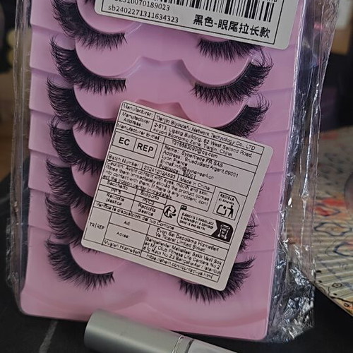 Eyelashes and glue new, pack of 9 pairs for cat eyes