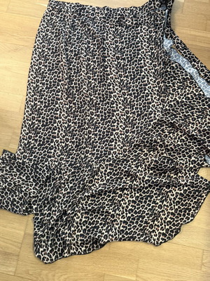 Wrap long skirt with ruffle hem and leopard print