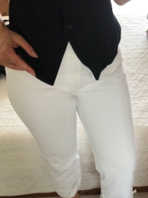 Zara women's white crop jeans used with frayed ankles