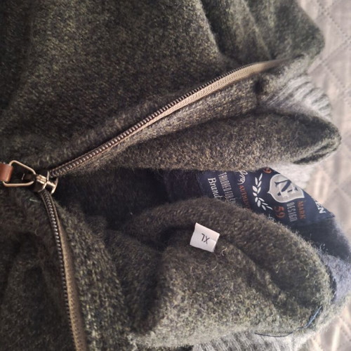 Men's wool sweater Navy and Green like new, size XL, cypress color