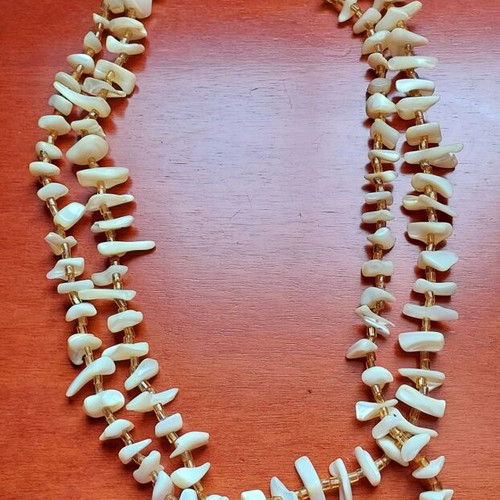 Vintage white shell necklace like new