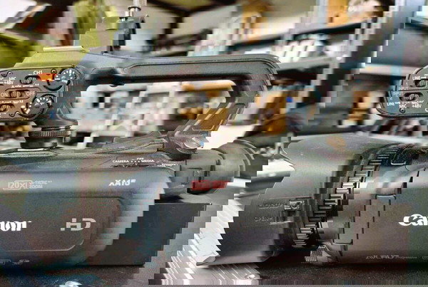 Canon XA 15 - Camcorder + Τσάντα Μεταφοράς Caselogic