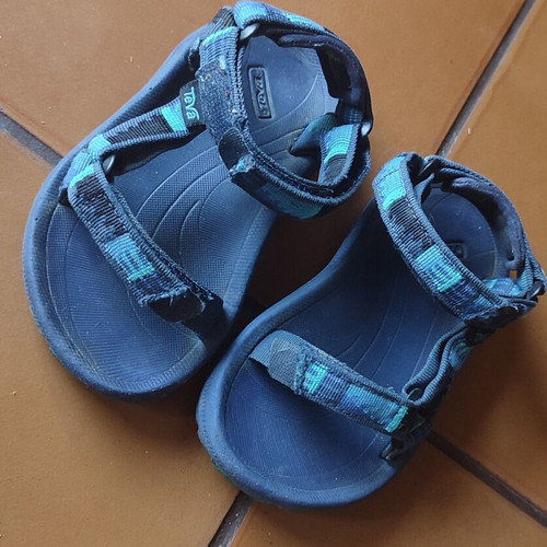 Teva sandals used, boys' size 22-23, blue