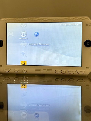 Sony PSP-1000 άσπρο σαν καινούργιο με προστατευτικό οθόνης και νέο φορτιστή USB
