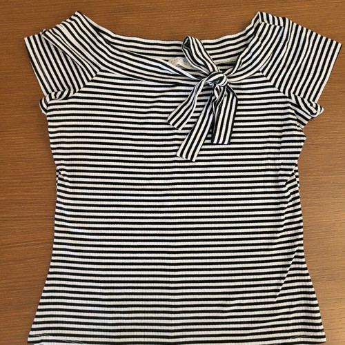 Pack of 4 blouses like new size medium with 1 winter blouse gift