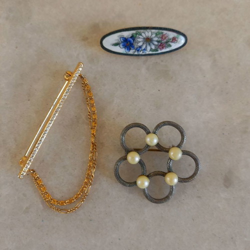Three metal pins used, set