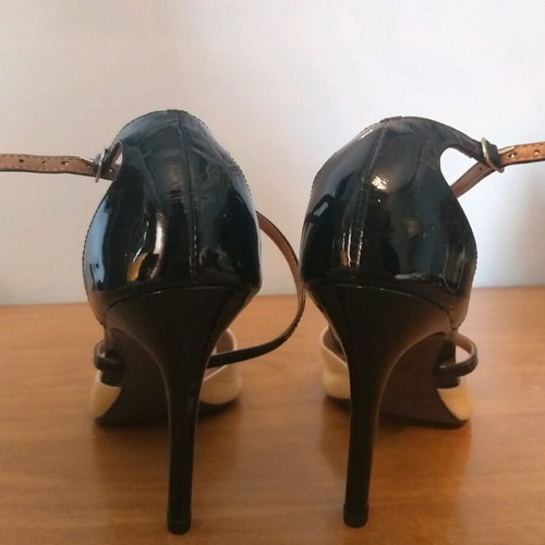 Vicenza patent leather sandals like new, beige and black, size 39