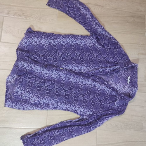 Shirt purple like new, size large