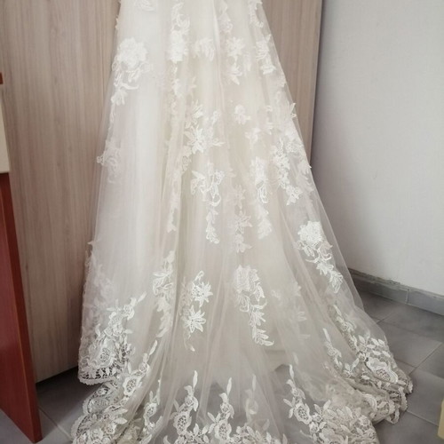 Boutique lace women's wedding dress with transparent back, size L