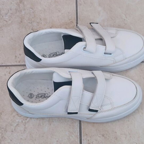 Sneakers size 40 like new, white with high sole and scratches
